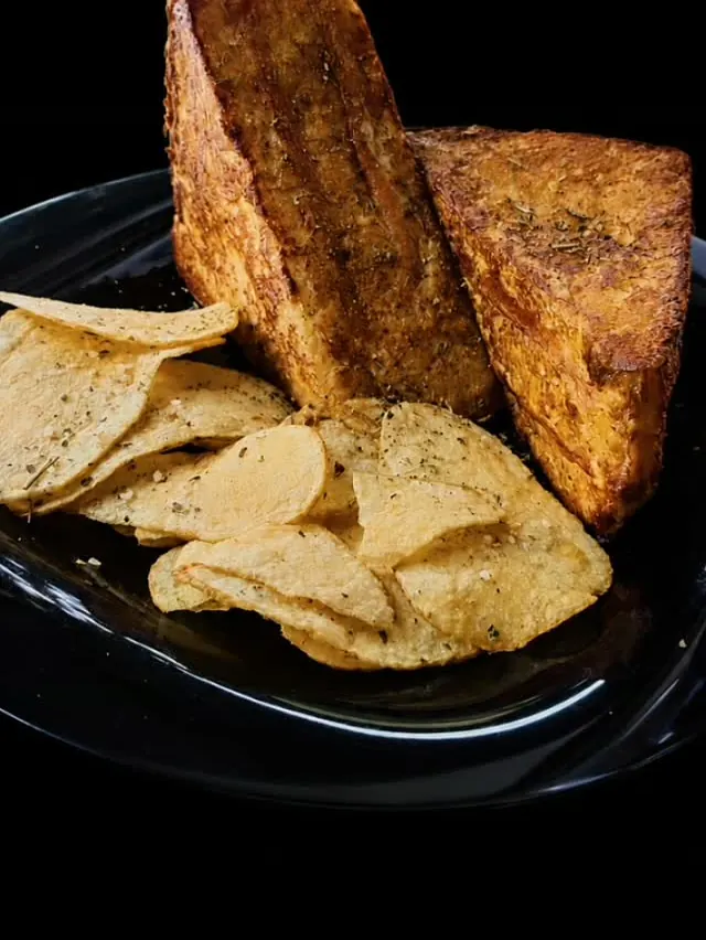 Montecristo: Sándwich dorado acompañado de papas.